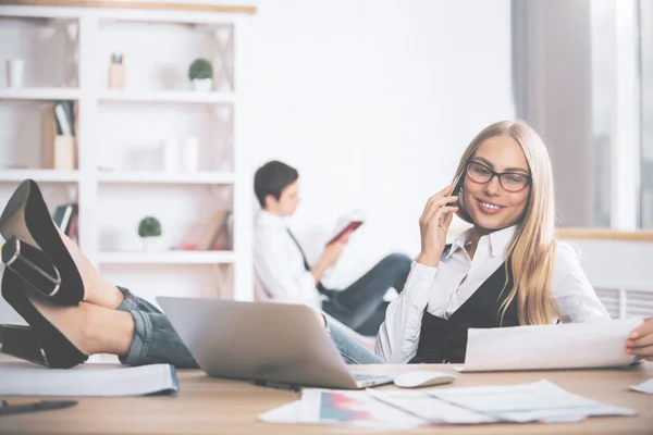 Mulher ao telefone fazendo papelada — Fotografia de Stock