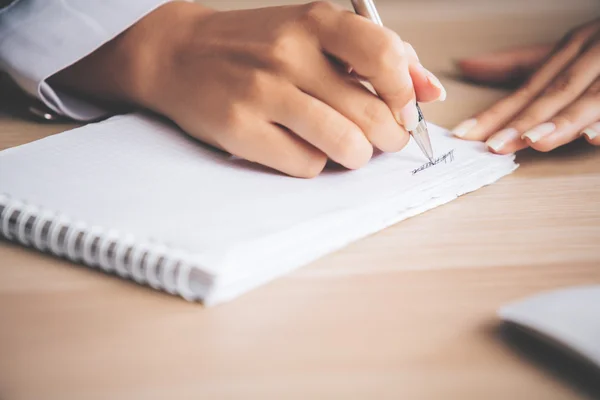 Escritura a mano femenina en bloc de notas —  Fotos de Stock