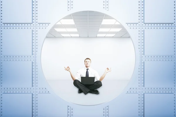 銀行の金庫室の中でビジネスマンを瞑想。3D レンダリング — ストック写真