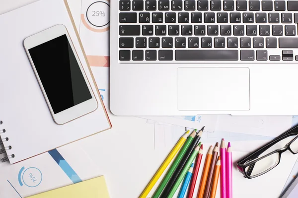 Masaüstünde boş cep telefonu