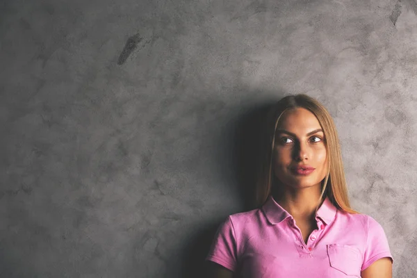 Schöne Frau auf Betongrund — Stockfoto