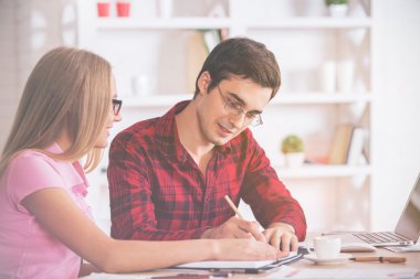Projede çalışan gülümseyen iş adamları