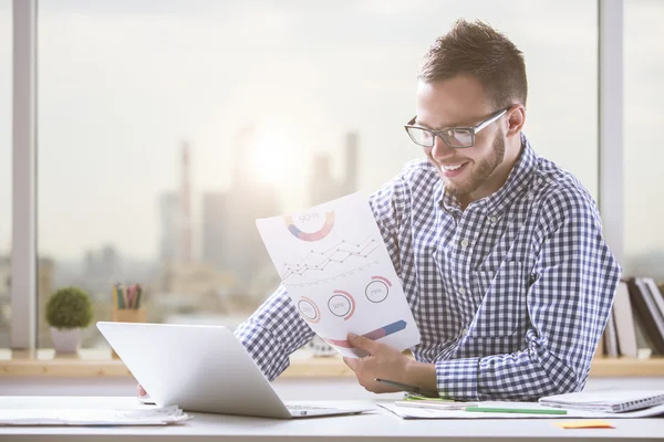 Jovem empresário fazendo papelada — Fotografia de Stock