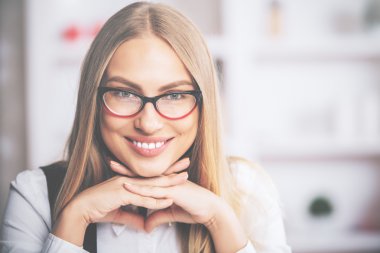 Gülümseyen kadın portre