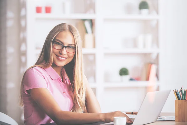 Lächelndes Mädchen am Arbeitsplatz — Stockfoto