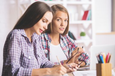 Projede çalışan muhteşem businessladies