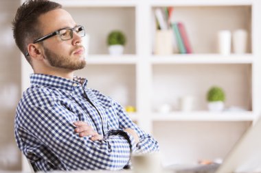 İşyerinde düşünceli adam