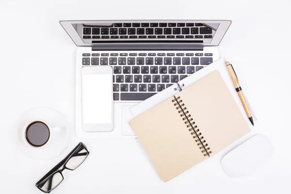 Office-bureaublad met Kladblok en technologie — Stockfoto