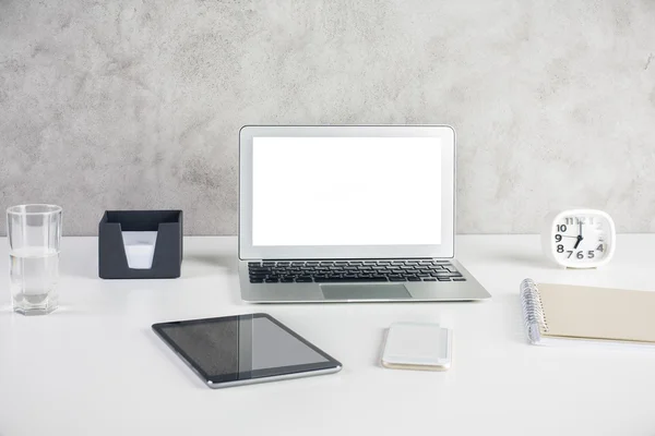 Skrivbord med vit dator — Stockfoto