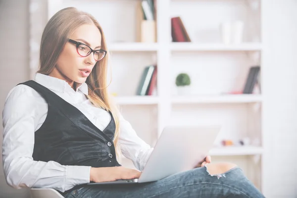 Mujer concentrada usando cuaderno —  Fotos de Stock