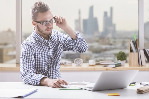 Kaukasier mit Laptop — Stockfoto