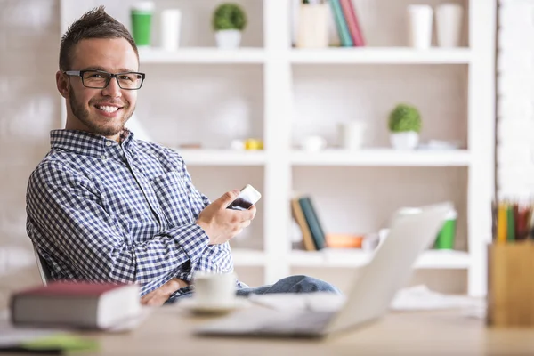 Homem atraente usando telefone celular — Fotografia de Stock