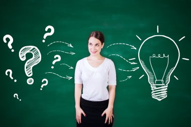 Yaratıcı ampul ve soru işaretleri kroki ile tebeşir tahtası arka plan üzerinde Çekici genç kadın. Fikir kavramı