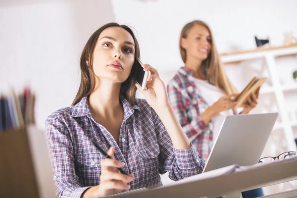 Frau telefoniert im Büro — Stockfoto