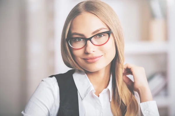 Belle femme d'affaires avec la main dans les cheveux — Photo