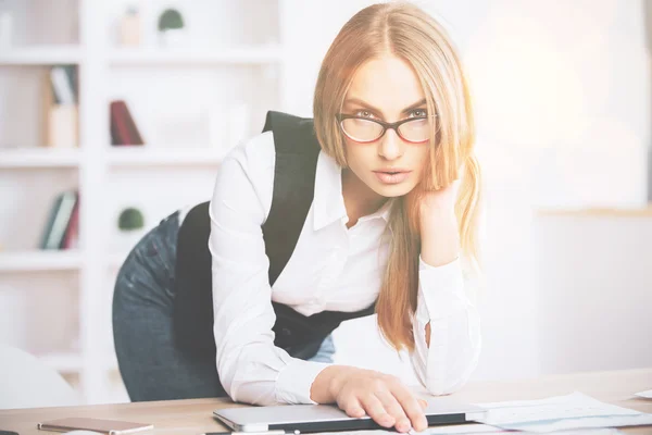 Mujer apoyada en escritorio de oficina — Foto de Stock