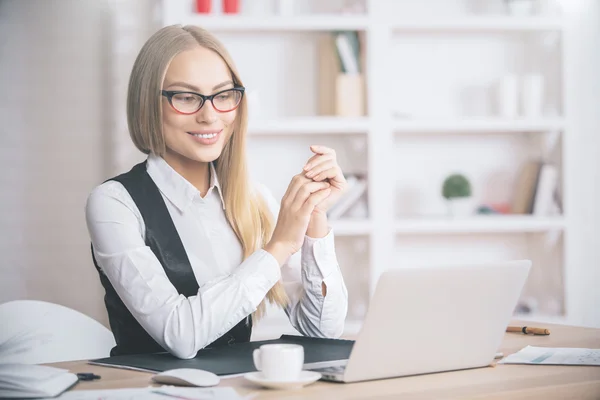 Hermosa mujer europea mirando portátil — Foto de Stock