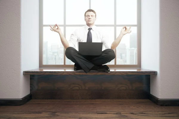 インテリアでビジネスマンを瞑想 — ストック写真