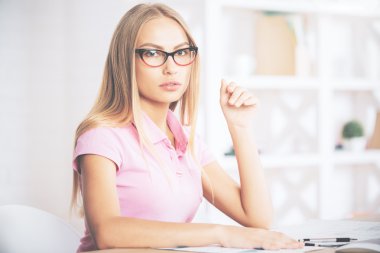 İşyerinde konsantre kız