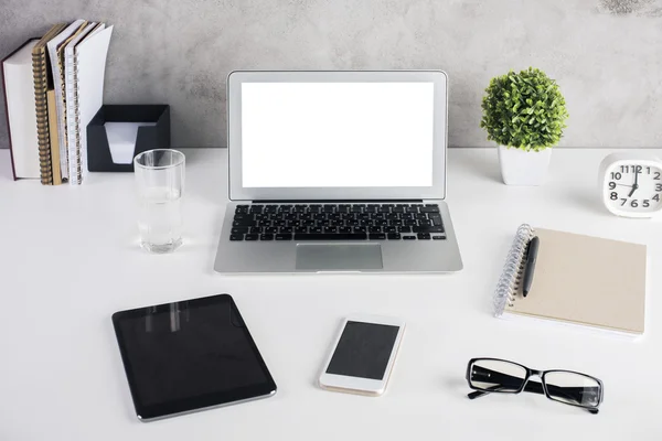Tempat kerja dengan laptop putih — Stok Foto