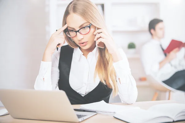 Preciosa mujer hablando por teléfono — Foto de Stock