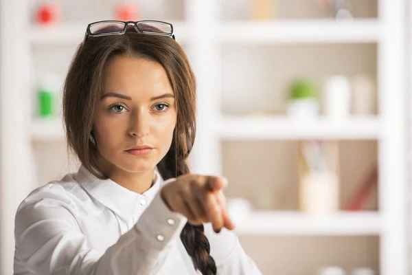 Donna caucasica che indica qualcosa — Foto Stock