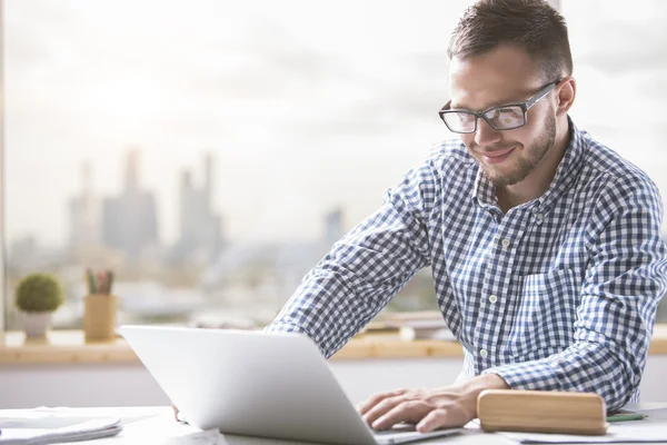 Kaukasischer Geschäftsmann mit Laptop — Stockfoto