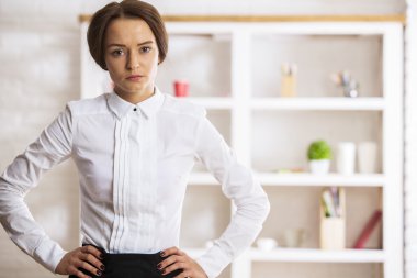 ciddi kadın portresi