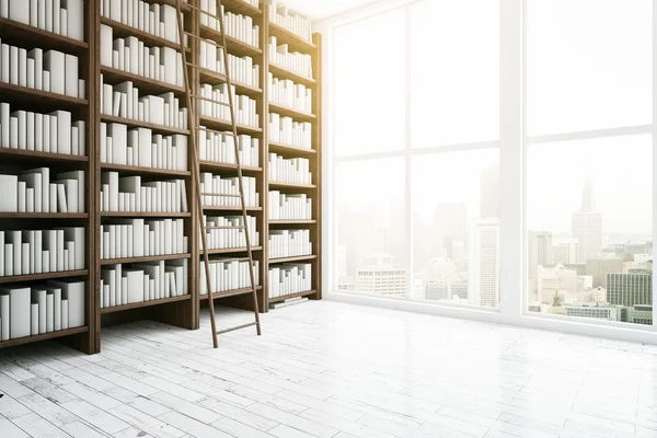 Vista laterale dell'interno della biblioteca con scaffali in legno, pavimento luminoso, scala, finestra con vista sulla città e luce del giorno . — Foto Stock