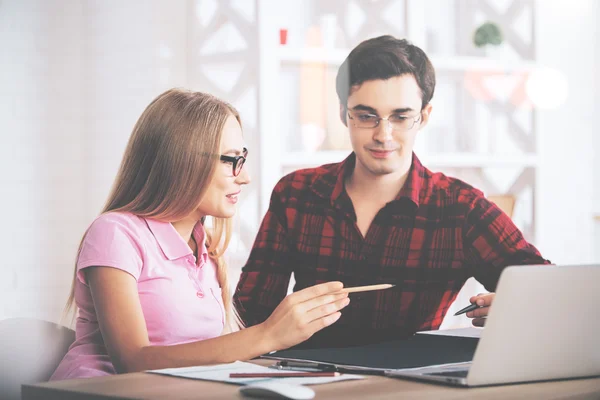 Europäische Geschäftsleute arbeiten an Projekt — Stockfoto