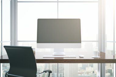 Boş bilgisayar ekranı ve diğer öğelerle şehir görünümü arka plan penceresindeki çalışma alanı'nın yakın çekim. Alay etmek yukarıya, 3d render