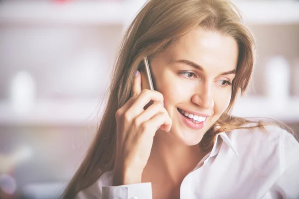 Linda fêmea falando no telefone — Fotografia de Stock