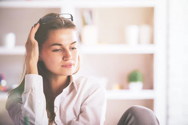 Promyšlené žena portrét — Stock fotografie