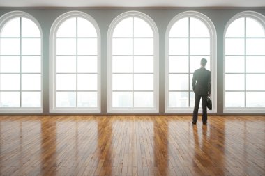 Pencereden dışarı bakan adam.