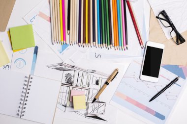 Dağınık çalışma alanı ile smartphoe