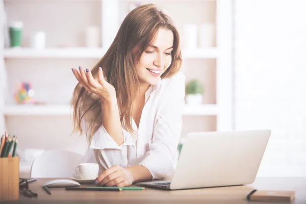 Donna sorridente utilizzando il computer portatile — Foto Stock