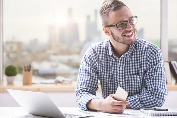 Attractive man using smartphone — Stock Photo, Image