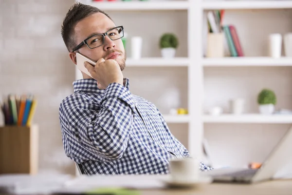 Attraktiver Geschäftsmann am Telefon — Stockfoto