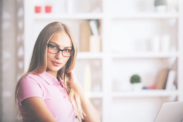 Portret van geconcentreerde jonge vrouw — Stockfoto