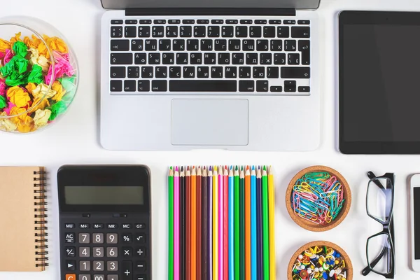 Mesa de escritório com suprimentos e tecnologia — Fotografia de Stock