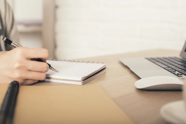 Mujer escribiendo en primer plano del bloc de notas —  Fotos de Stock