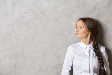 Beton zemin üzerine güzel kız