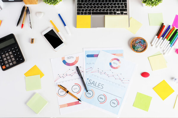 Письменный стол с сотовым телефоном
