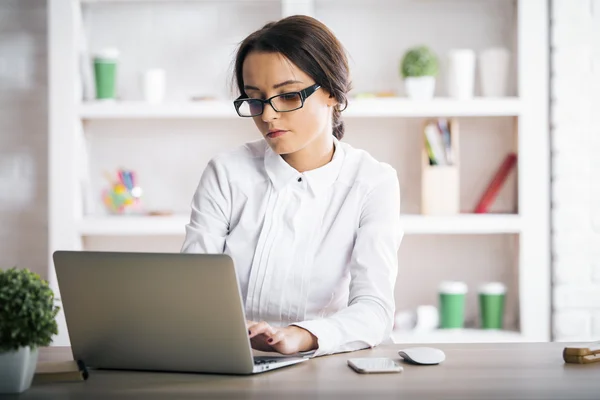 Mulher atraente usando laptop — Fotografia de Stock