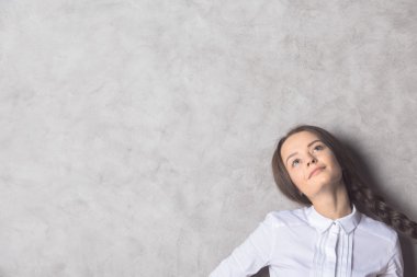 Beton zemin üzerine çekici erkek