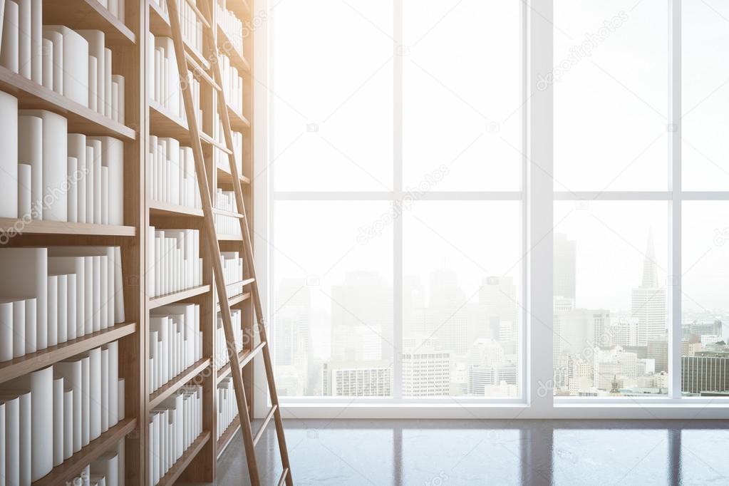Bibliotek inredning med trä bokhyllor, stege, fönster med ...