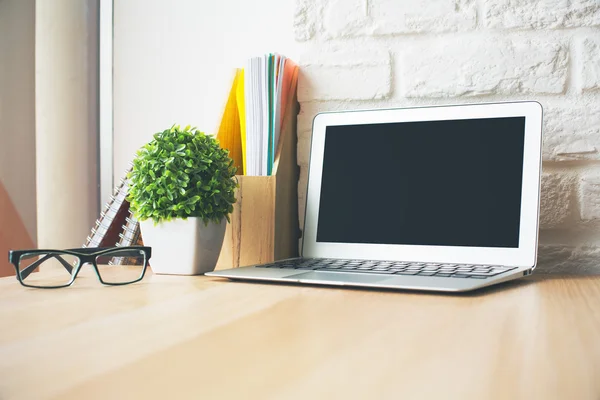 Área de trabalho com laptop close-up — Fotografia de Stock