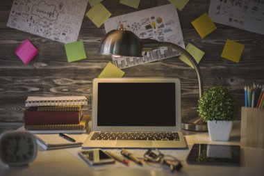 Dizüstü bilgisayar ile karanlık işyeri