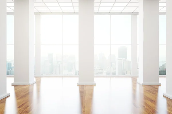 Μη επιπλωμένο εσωτερικό με ξύλινο πάτωμα, στήλες και πανοραμικό παράθυρο με θέα στην πόλη και το φως της ημέρας. 3D rendering — Φωτογραφία Αρχείου