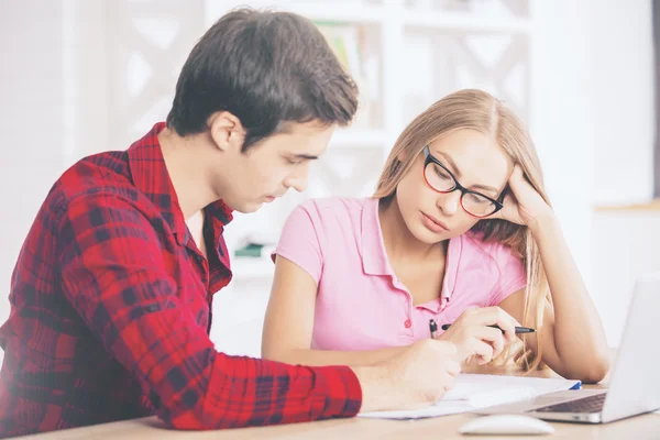 Empresarios que se ocupan del papeleo — Foto de Stock